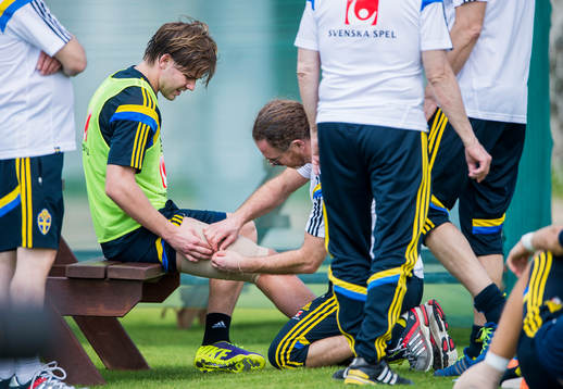 Christoffer Nyman får sitt lår lindat