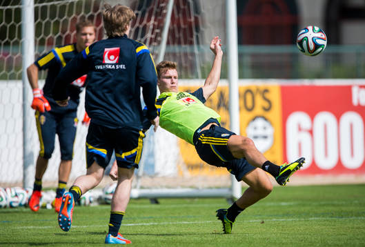 Emil Krafth rensar undan