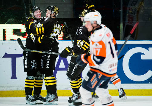 s Esa Pirnes och Mattias Janmark jublar