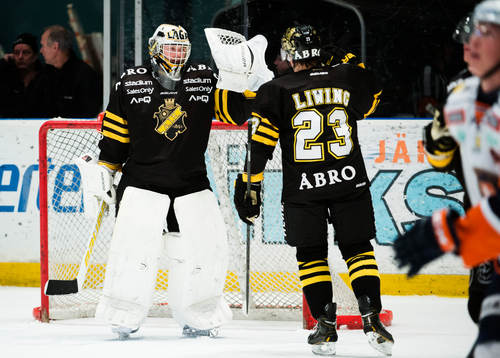 s målvakt Daniel Larsson och Jonas Liwing jublar