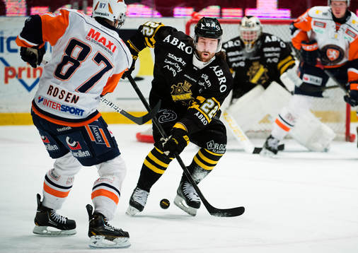 s Daniel Josefsson täcker skott av Växjös Robert Rosén