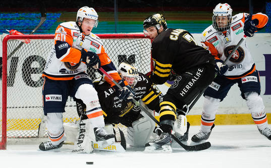 s Brett Carson framför AIK:s målvakt Daniel Larsson