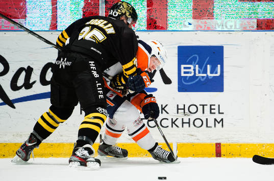s Derek Joslin  trycker till Växjös Rhett Rakhshani