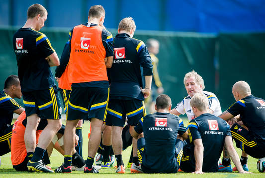 Förbundskapten Erik Hamrén har genomgång med startelvan