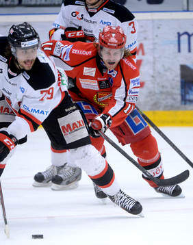 Almtunas Henri Snäll jagar Malmö Redhawks Ludvig Rensfeldt