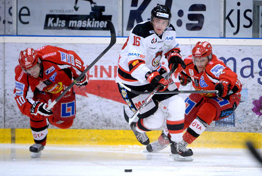 Malmö Redhawks Magnus Häggström jagas av Almtunas Oskar