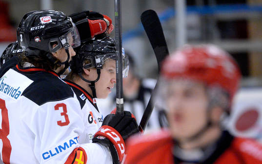 Malmö Redhawks Daniel Viksten gratuleras
