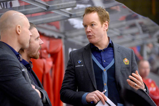 Almtunas tränare Niklas Eriksson och assisterande tränare
