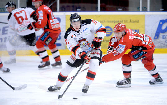 Malmö Redhawks Daniel Viksten och Almtunas Emil Bejmo