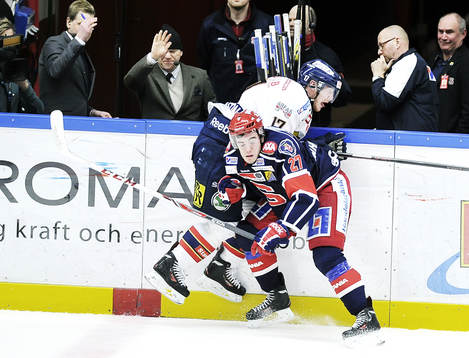 Djurgårdens Henrik Eriksson stoppas av Södertäljes Jacob