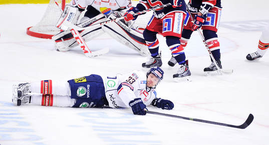 Djurgårdens Timmy Pettersson ligger