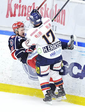 Södertäljes Jacob Marto blir stoppad av Djurgårdens