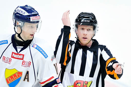 Djurgårdens Henrik Eriksson diskuterar med domaren Mikael