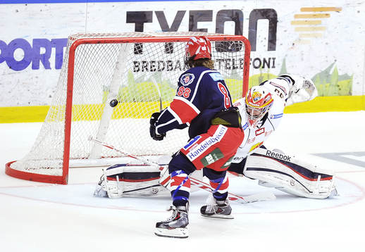 Södertäljes William Nylander Altelius gör mål på straff