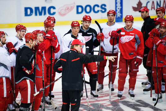 Huvudtränaren Mike Babcock ger instruktioner