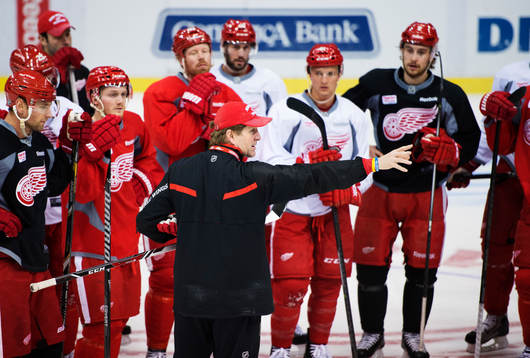 Huvudtränaren Mike Babcock ger instruktioner