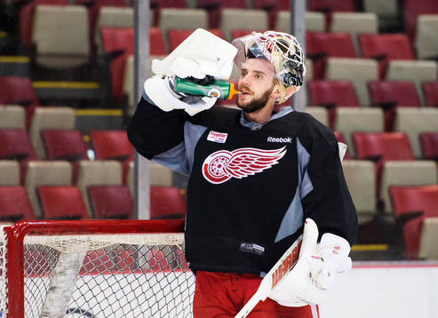 Målvakten Jonas Gustavsson dricker vatten