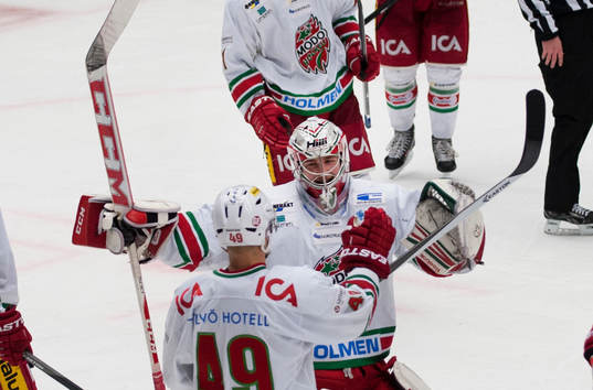 Modos målvakt Linus Ullmark jublar när slutsignalen