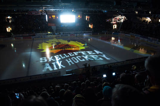 Översikt rink med Skellefteås klubbmärke i isen i