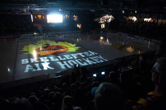 Översikt rink med Skellefteås klubbmärke i isen i