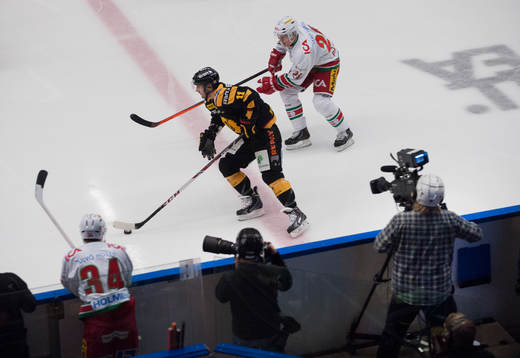 Fotografer bevakar matchen närmast sargen i matchen i SHL