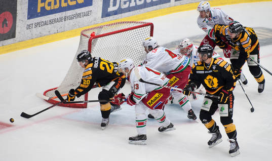 Skellefteås Erik Forsell jagas av Modos Niklas Nordgren