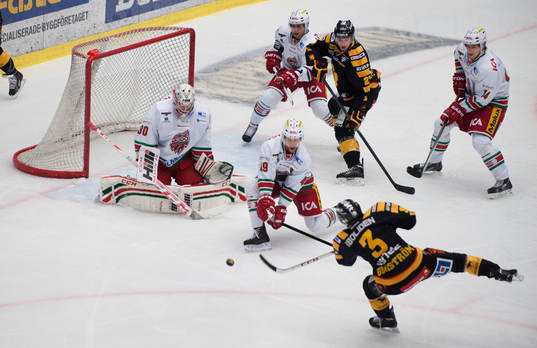 Skellefteås Niclas Burström skjuter mot tävlande backen