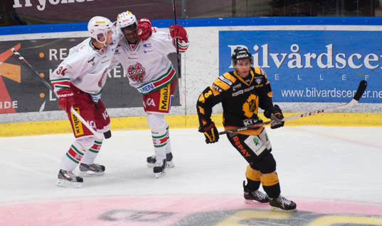 Modos Edwin Hedberg har gjort 0-1 och grattas av