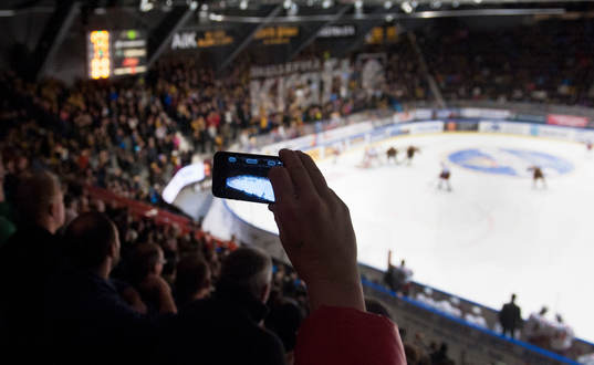 Publiken filmar och fotograferar i matchen i SHL mellan