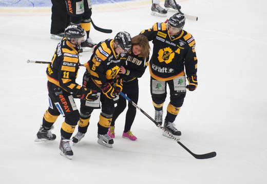 Skellefteås Viktor Arvidsson tas omband av