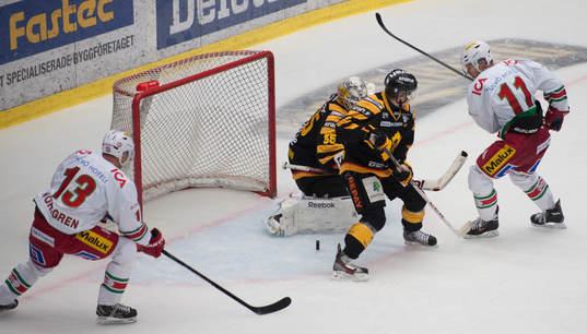 Pucken ligger fri framför Skellefteås målvakt Markus