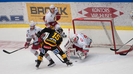Skellefteås Melker Karlsson skjuter men Modos målvakt