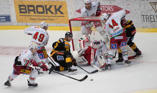 Skellefteås Melker Karlsson skjuter men Modos målvakt