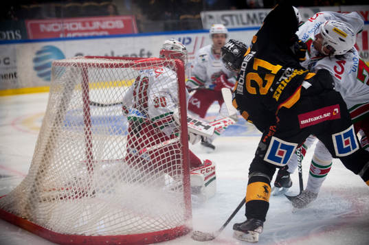 Skellefteås Jimmie Ericsson försöker trycka in pucken