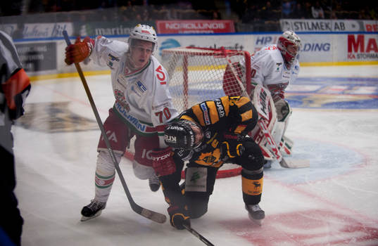 Skellefteås Jimmie Ericsson brottas med Modos Mario Kempe