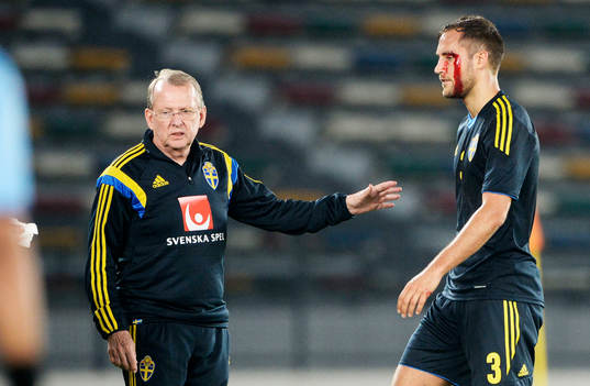 Sveriges Niklas Backman har slagit upp ögonbrynet men