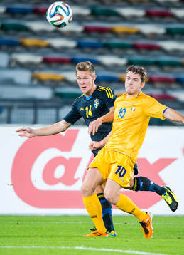 Sveriges Emil Krafth, framför Moldaviens Alexandru Dedov,