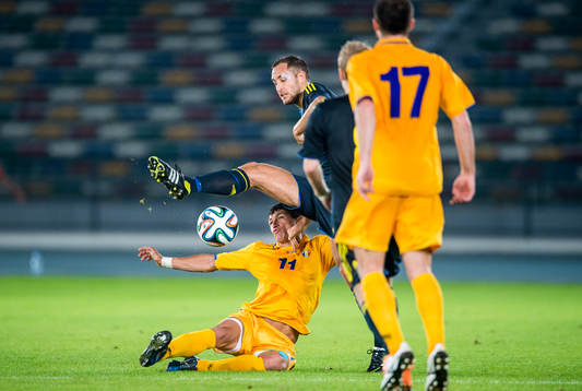 Sveriges Niklas Backman rensar undan framför Moldaviens