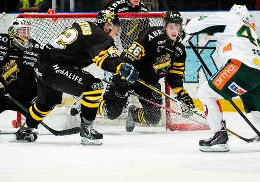 s Mattias Janmark  täcker skott framför AIK:s målvakt