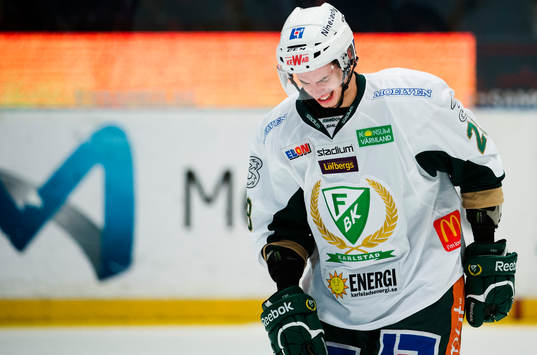 Färjestads Tomas Hyka åker mot båset i smärta