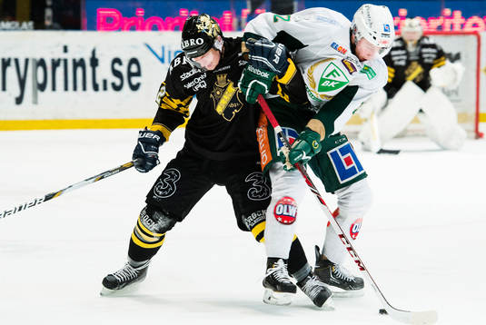 s Guntis Galvins och Färjestads Per Åslund i kamp om
