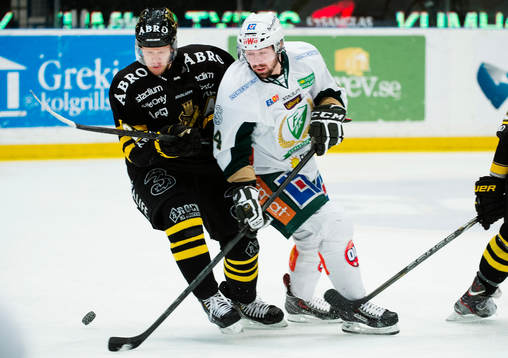 s Jonas Liwing och Färjestads Milan Gulas i kamp om pucken