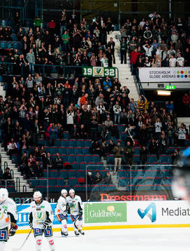 Färjestads spelare jublar framför publiken