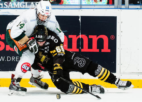 s Victor Ahlström i kamp om pucken