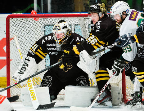 s Mattias Janmark  och Färjestads Jack Connolly framför