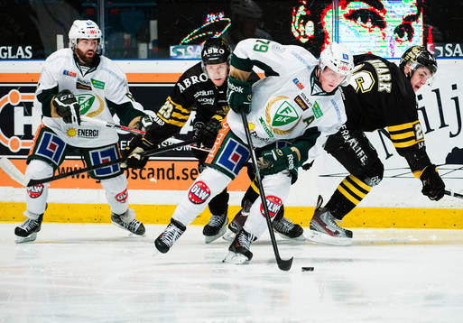 s Jonas Liwing  jagar Färjestads Patrik Lundh