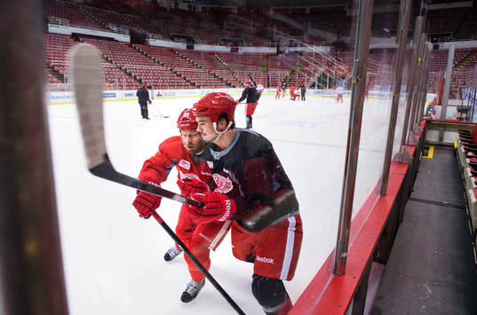 Johan Franzén och Jonathan Ericsson tacklar varandra