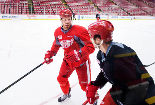 Johan Franzén och Jonathan Ericsson tacklar varandra