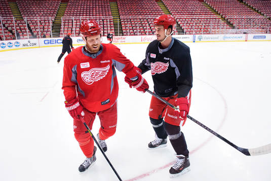 Johan Franzén och Jonathan Ericsson skojar med varandra