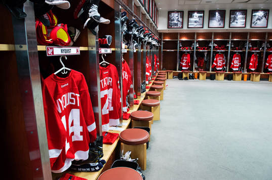 Matchtröjor är upphängda i NHL-laget Detroit Red Wings